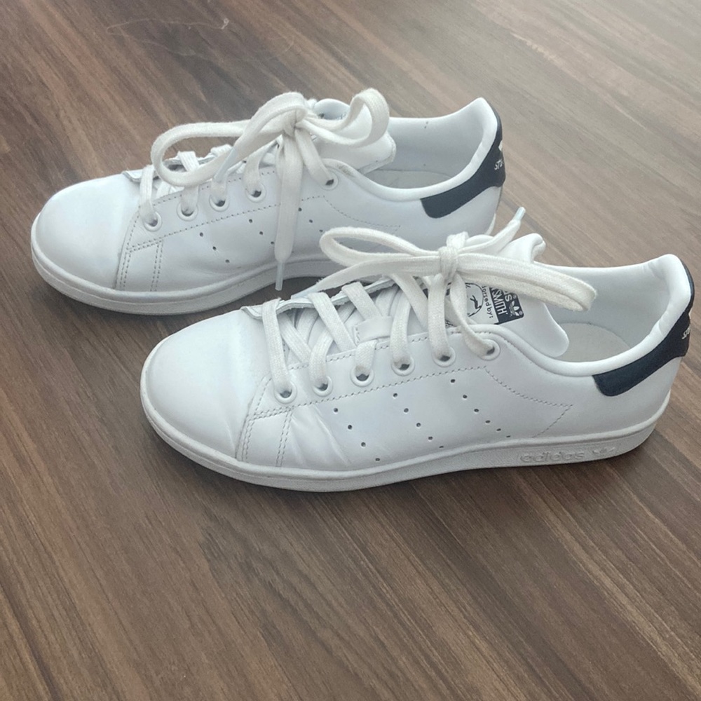 adidas Originals Women’s Stan Smith sneakers. White/ navy 5.5. Great condition